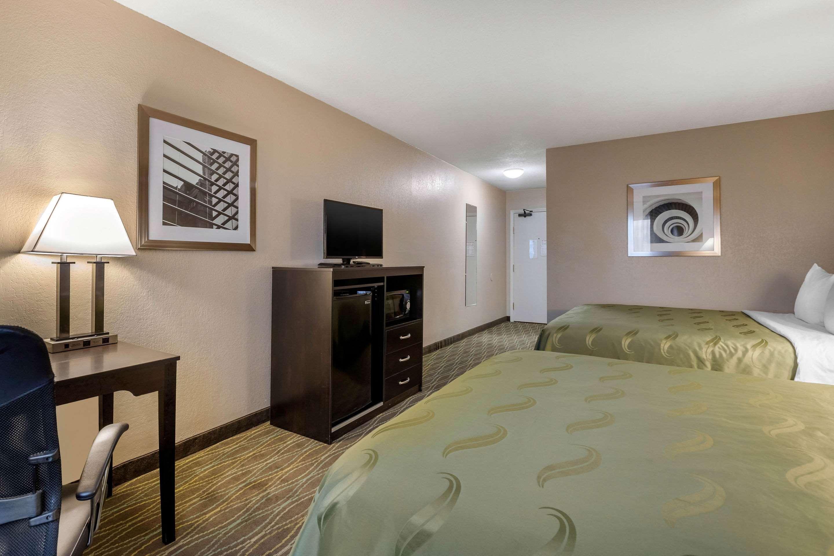 Quality Inn & Suites Des Moines - Merle Hay Road Urbandale Exterior foto