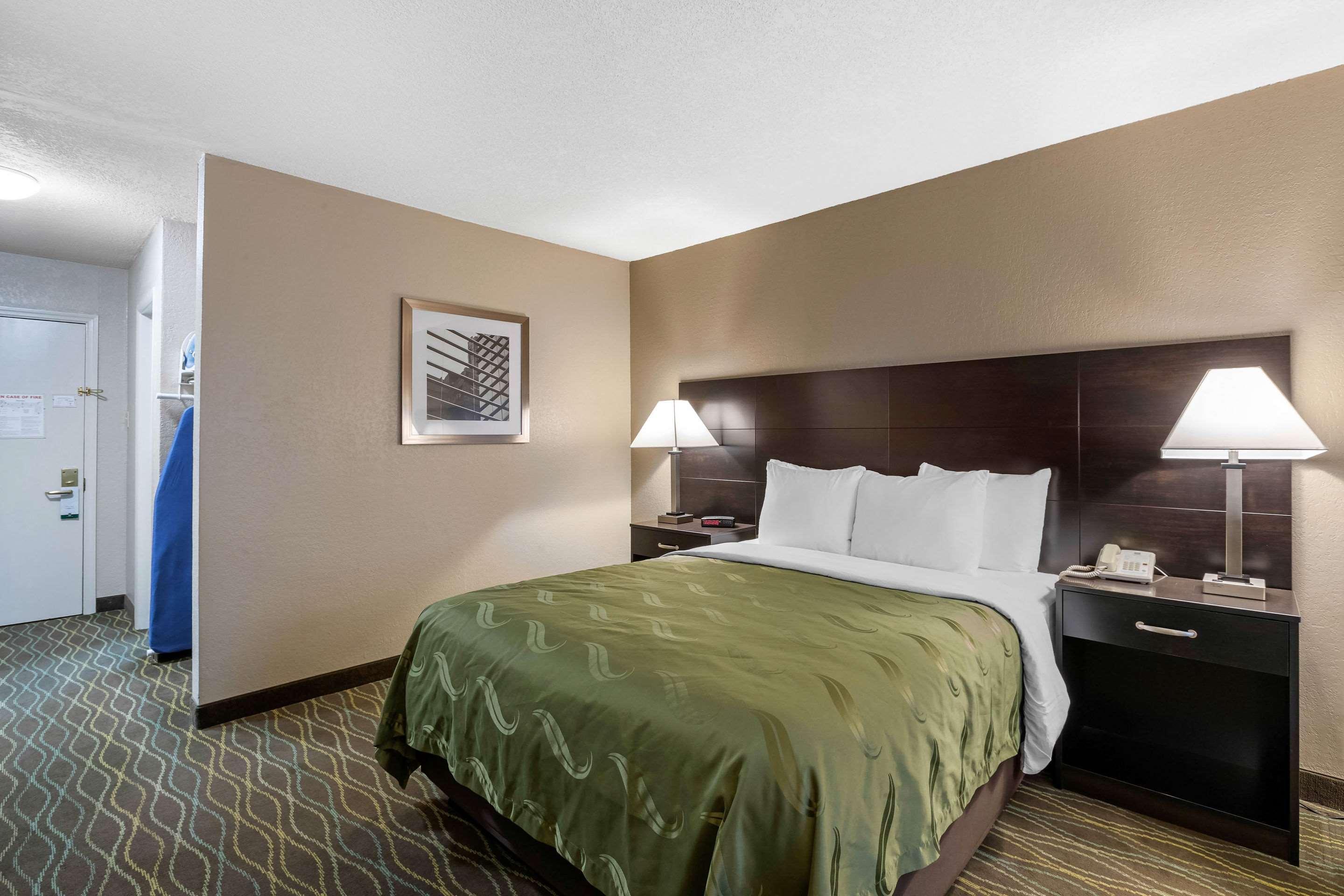 Quality Inn & Suites Des Moines - Merle Hay Road Urbandale Exterior foto