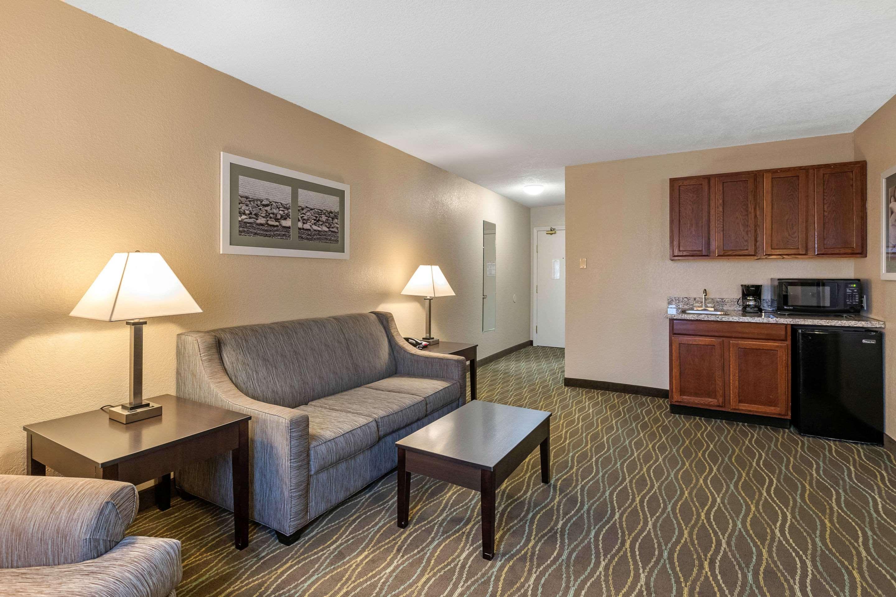 Quality Inn & Suites Des Moines - Merle Hay Road Urbandale Exterior foto